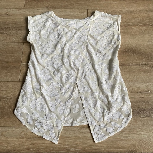 Wilfred Anvers shirt top embossed floral open split back white sheer XXS Aritzia - Picture 5 of 10